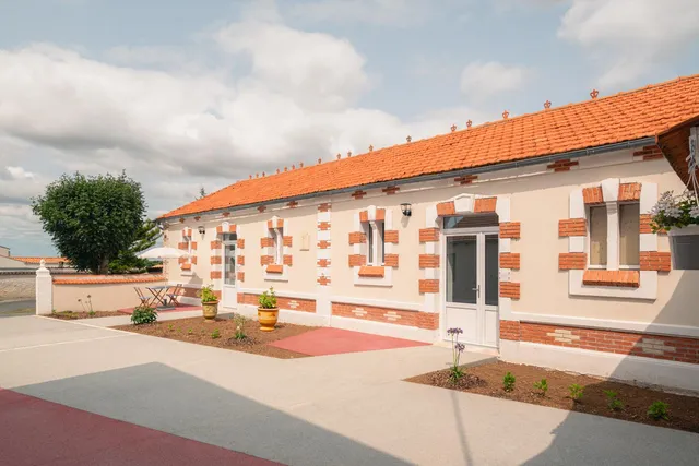 Chambres d'hôtes de charme "LE LOGIS ROUGE" la Rochelle, Vendée, Ile de Ré, Marais Poitevin, calme mer campagne piscine