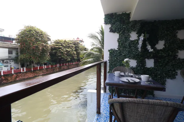 The_Lol Elephant Hostel