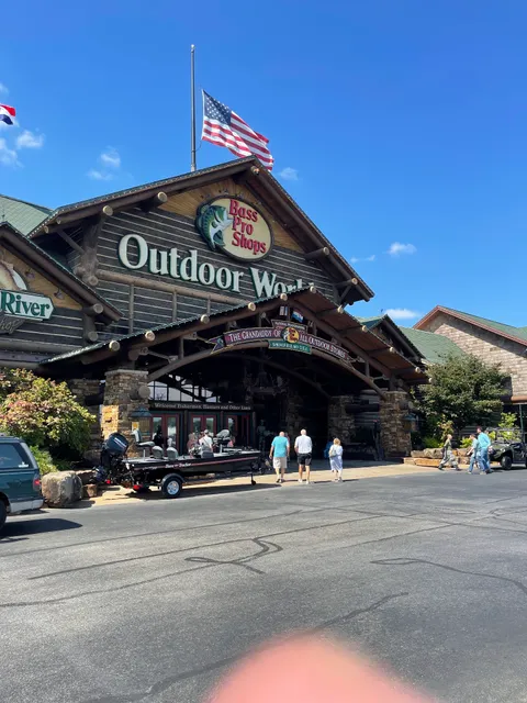 Bass Pro Shops/Cabela’s Boating Center