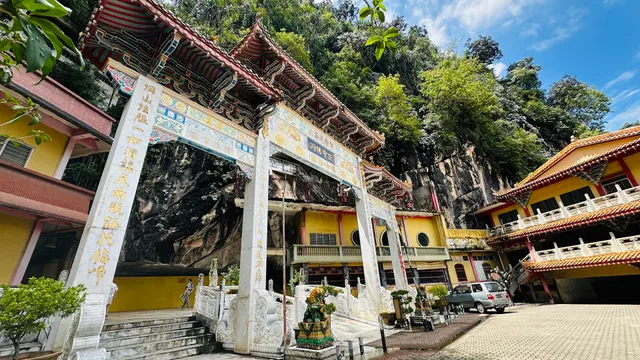 Sam Poh Tong Temple