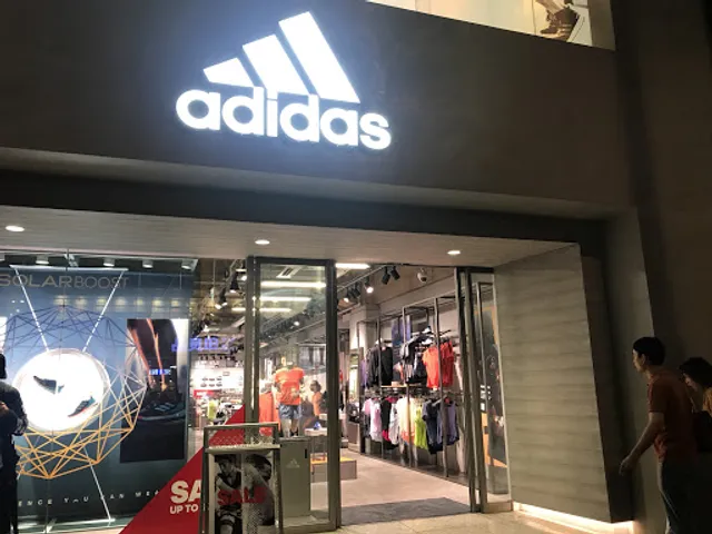 アディダス ブランドコアストア 池袋