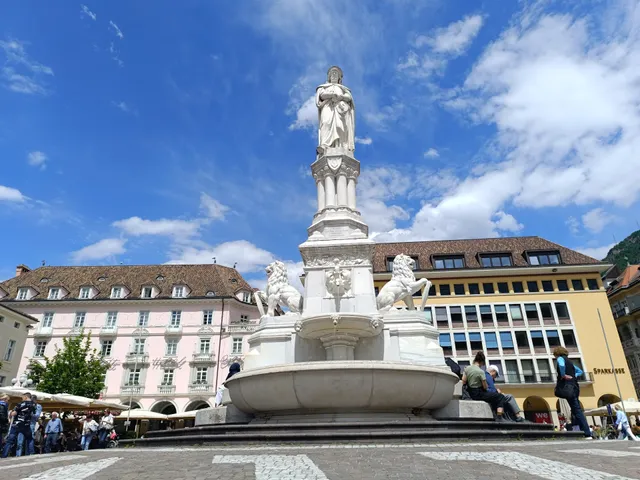 Monument Walther Von der Vogelweide