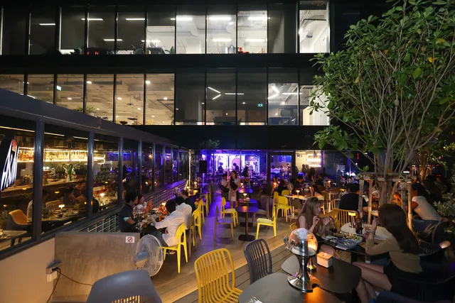 Throwback.bkk Rooftop Bar