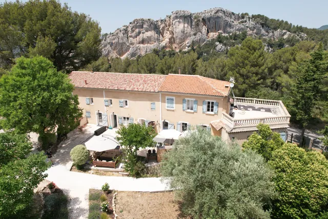 Mas Cimaï, rooms & guest table, pool and cottage