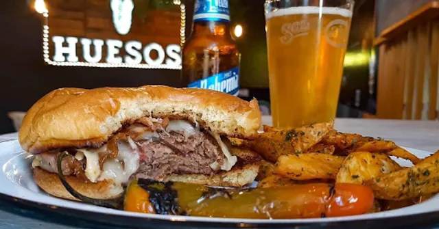 HUESOS Street Burger