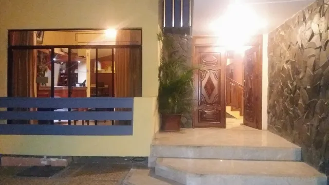 Hostal Manta TROPICAL
