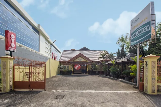OYO 827 Pondok Shabrina Family Homestay