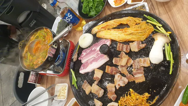한돼지생삼겹살&버섯샤브칼국수