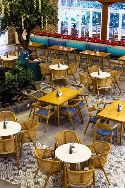 Flui Restaurant & Cafe