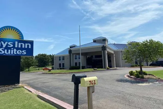 Days Inn & Suites by Wyndham Tahlequah