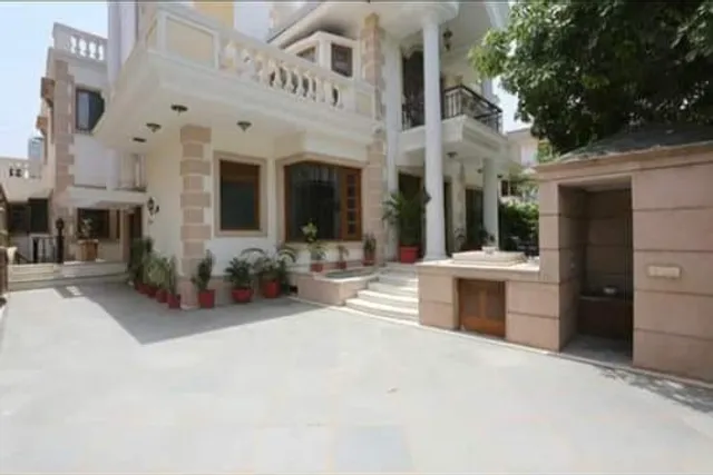 OYO 15716 The Red Orchid