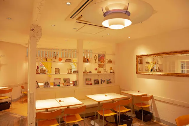 La Maison ensoleille table