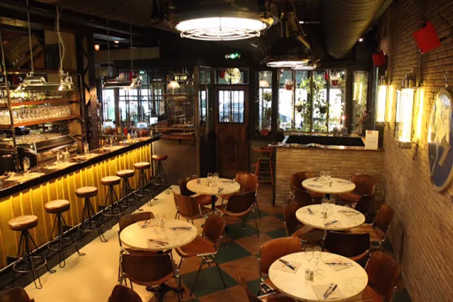 The Place to...Wagram - Restaurant Pub Paris 17