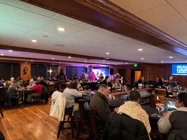 Pasquaney Restaurant SAL'S Birch Bar