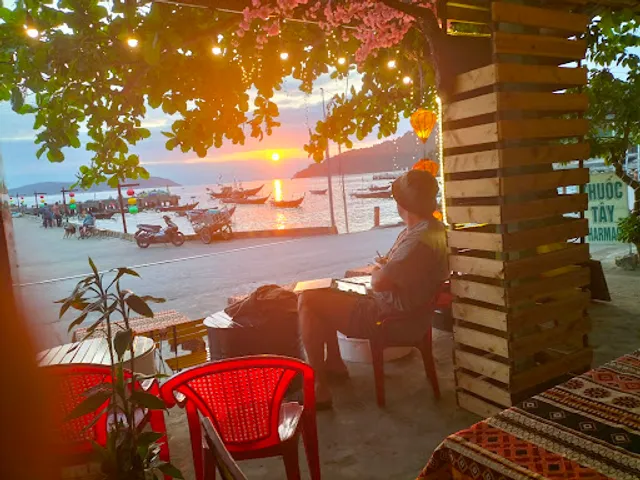 Nom Restaurant & Bar