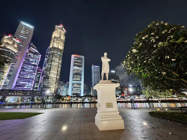 Statue of Sir Stamford Raffles
