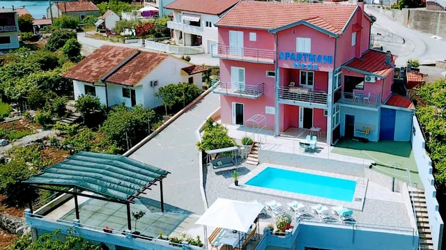 Apartmani Neda,Ploče