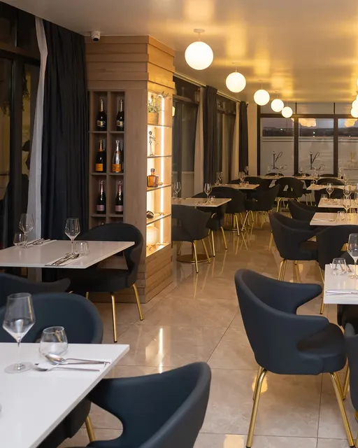 À La Lune Restaurant & Café