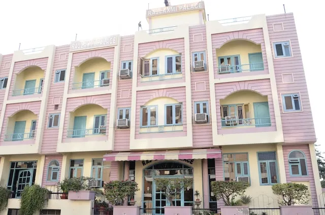 OYO 11415 Hotel Raj Laxmi