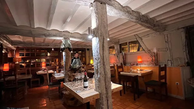 L'Eau Antique - La Fontaine Du Sabotier