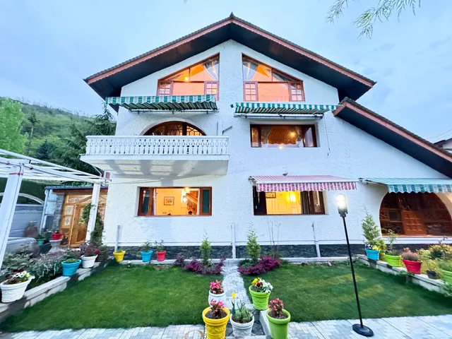 Tree of Life Lakeside Cottage, Srinagar