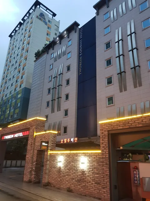 Two Be In Tourist Hotel