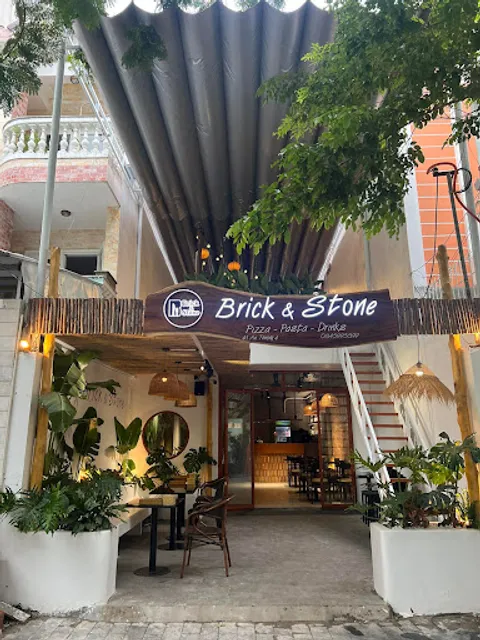 Nhà hàng pizza brick and stone , 49 Nguyễn tri phương, cầm nam , hội an