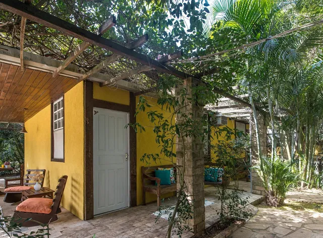 pousada telhado verde