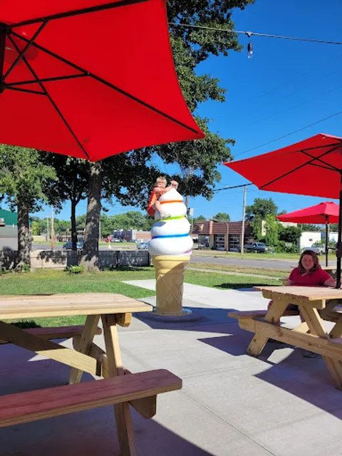 C-Town Twist Ice Cream Stand and Mini Golf
