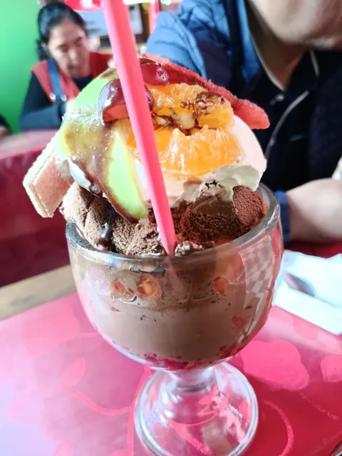 ELVA ENSALADAS HELADOS Y MAS