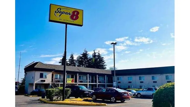 Super 8 by Wyndham Lynnwood