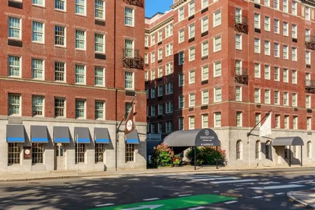 Sheraton Commander Hotel