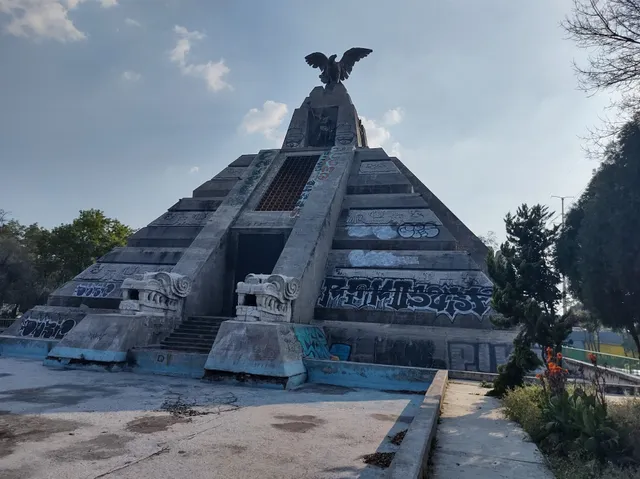 Monumento a la Raza