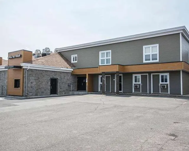 Econo Lodge Inn & Suites