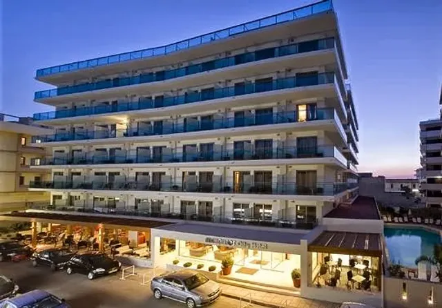 Manousos City Hotel