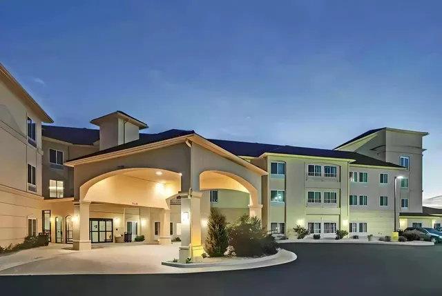Comfort Inn & Suites Verona at Turning Stone Resort Casino