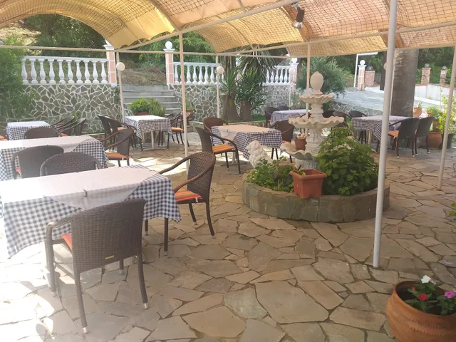 DORA'S TAVERNA & APARTMENTS