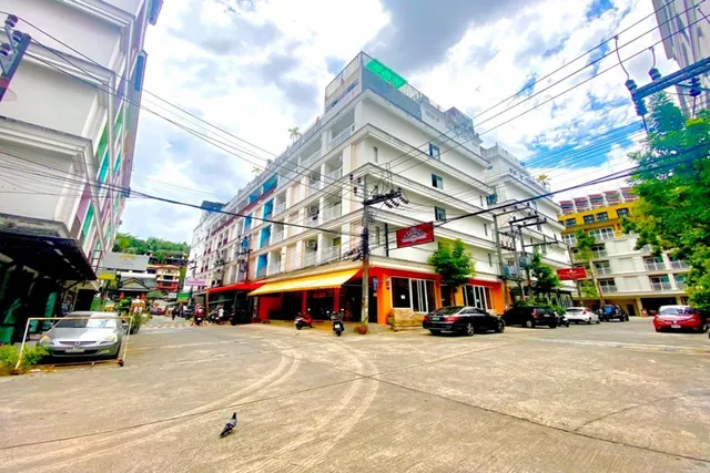 One World One Home Patong2 一球一村酒店（巴东2店）