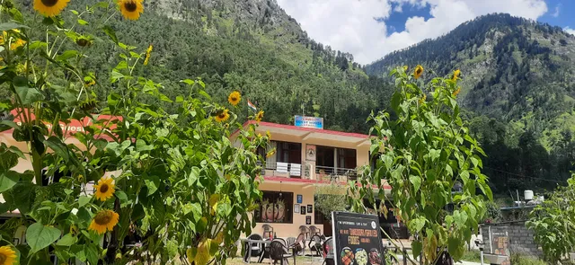 The Riverwoods - Cafe & Stay in Katagla