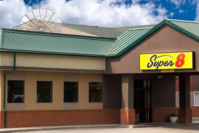 Super 8 by Wyndham Fox Creek