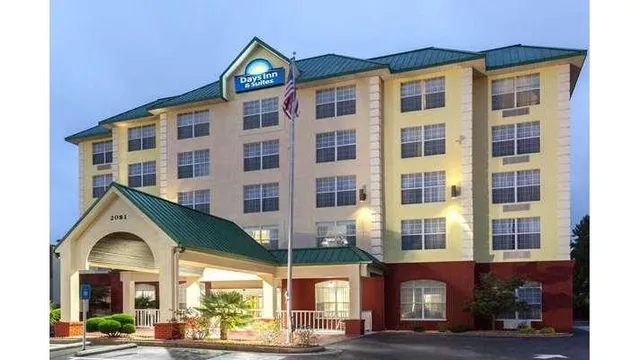 Days Inn & Suites by Wyndham Tucker/Northlake