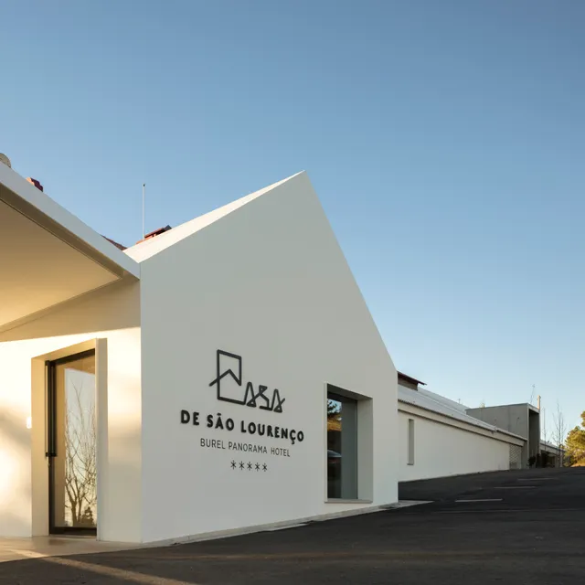 Casa de São Lourenço / Burel Panorama Hotel