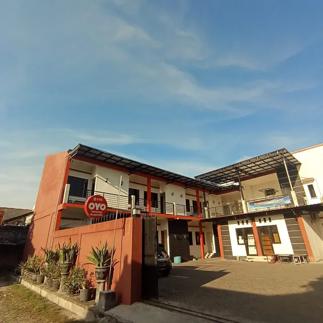 RedDoorz Syariah @ Homestay Bougenville near Taman Alun-Alun Kota Lamongan