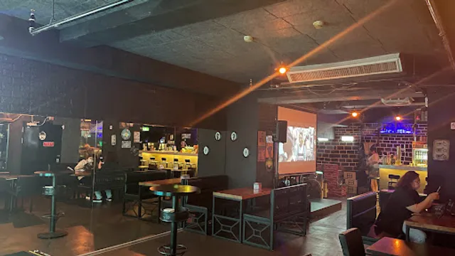 510 音樂酒BAR/飛鏢酒吧/音樂小酒館/音樂餐廳｜台北美食料理餐廳｜台北餐酒館｜台北聚餐｜台北團體聚餐｜在地嚮導評論家【 五星好感度推薦品牌】