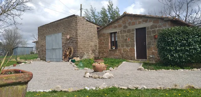 La cascina della grotta di tufo