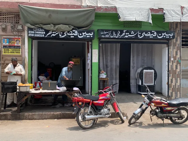 Beeban Qaiser Nashta Ghar (Halwa Puri)