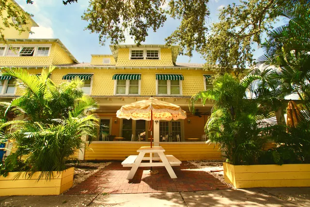 Peninsula Bed & Cocktails