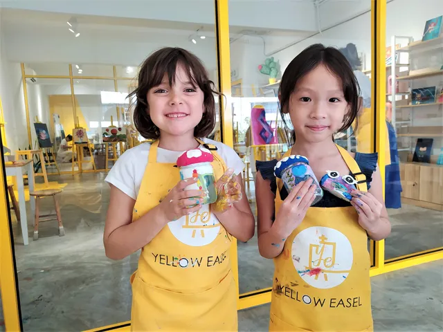 Yellow Easel Hartamas