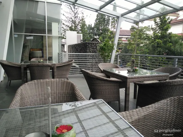 Roger's Cafe & Lounge