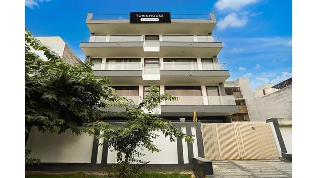 Super Collection O 63 A Noida Peacock Residency